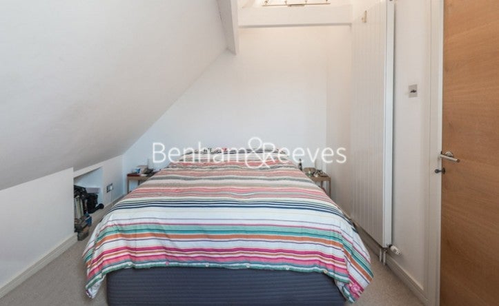 Flat Heath Drive in Greater London