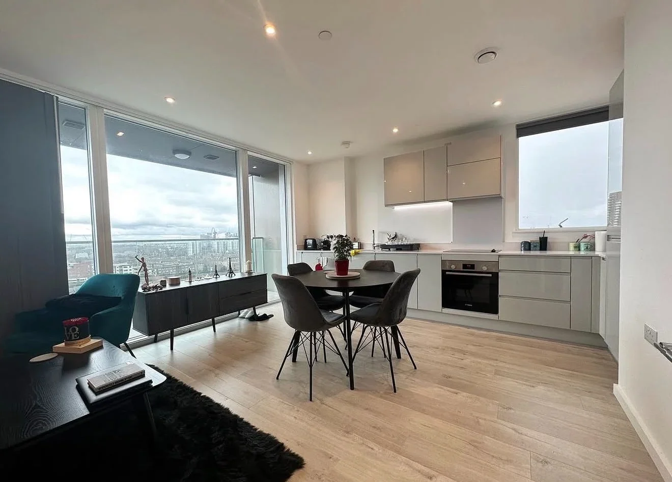Flat Queenstown Road in Greater London