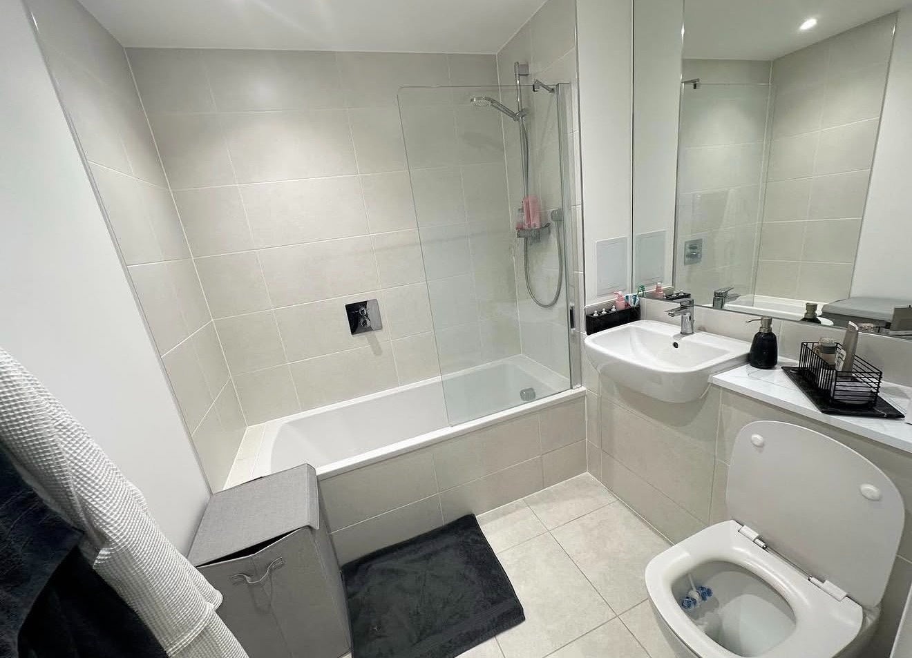 Flat Queenstown Road in Greater London