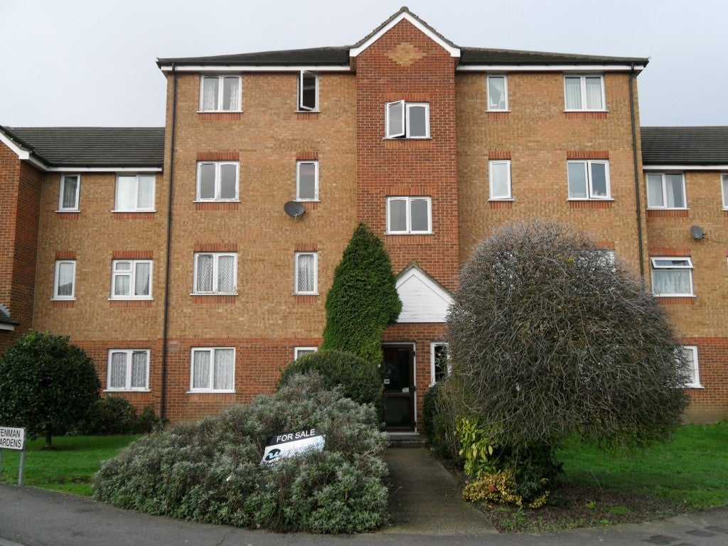 Flat Caledonian Close in Greater London