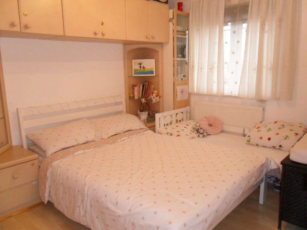 Flat Caledonian Close in Greater London