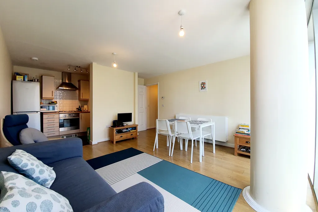 Flat Avebury Boulevard in Milton Keynes