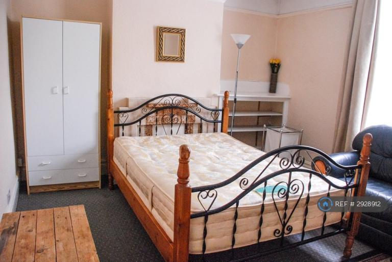 Room Marle Hill Road in Cheltenham