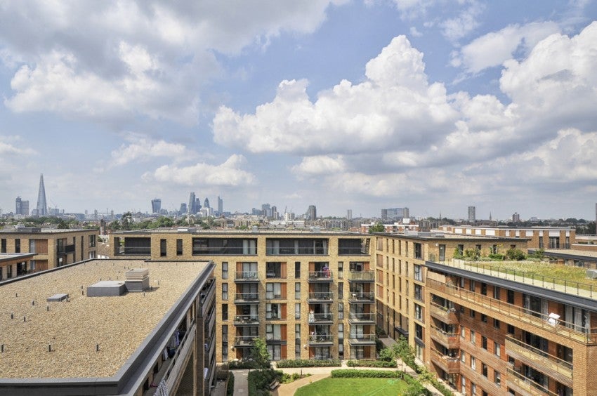 Flat Surrey Quays Road in Greater London