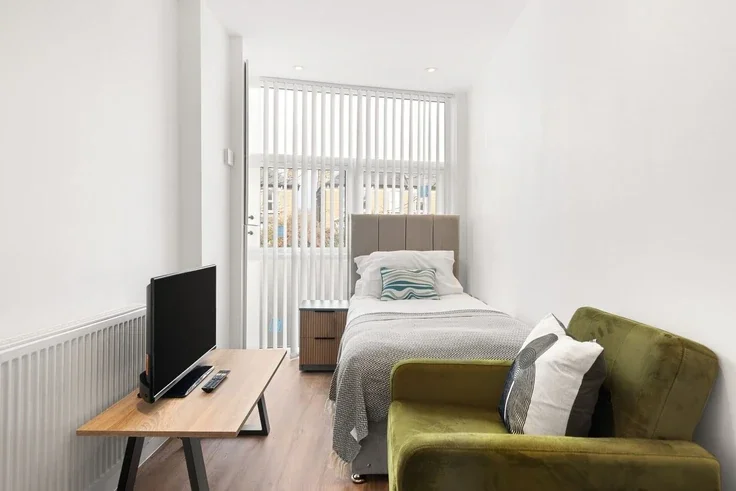 Flat Mackenzie Road in Greater London