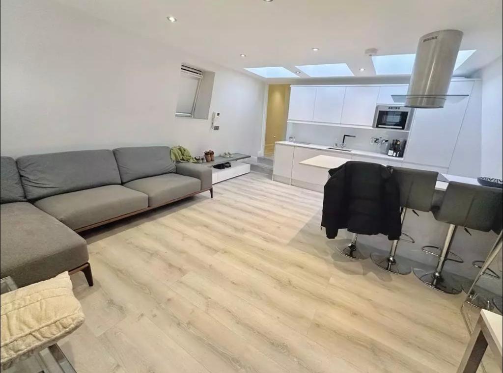 Flat Fulham Road in Greater London