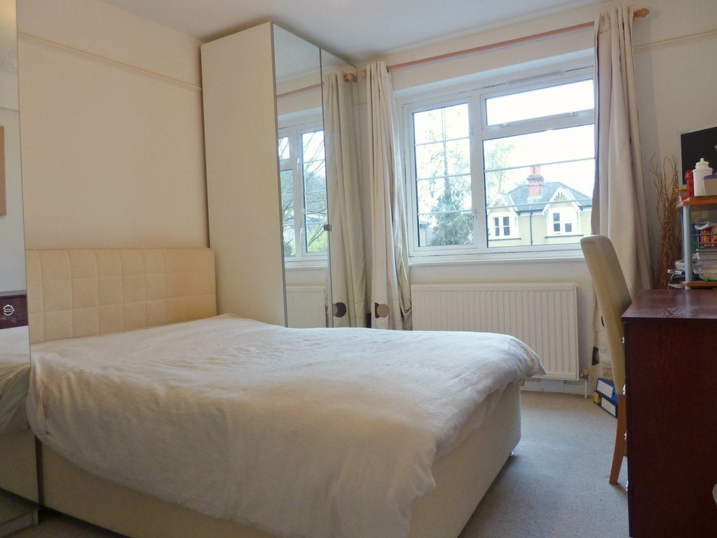 Flat Fassett Road in Greater London