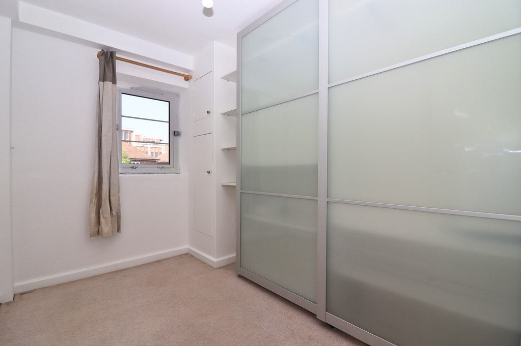 Flat Fassett Road in Greater London