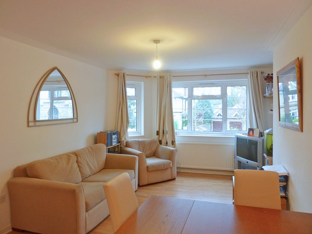 Flat Fassett Road in Greater London