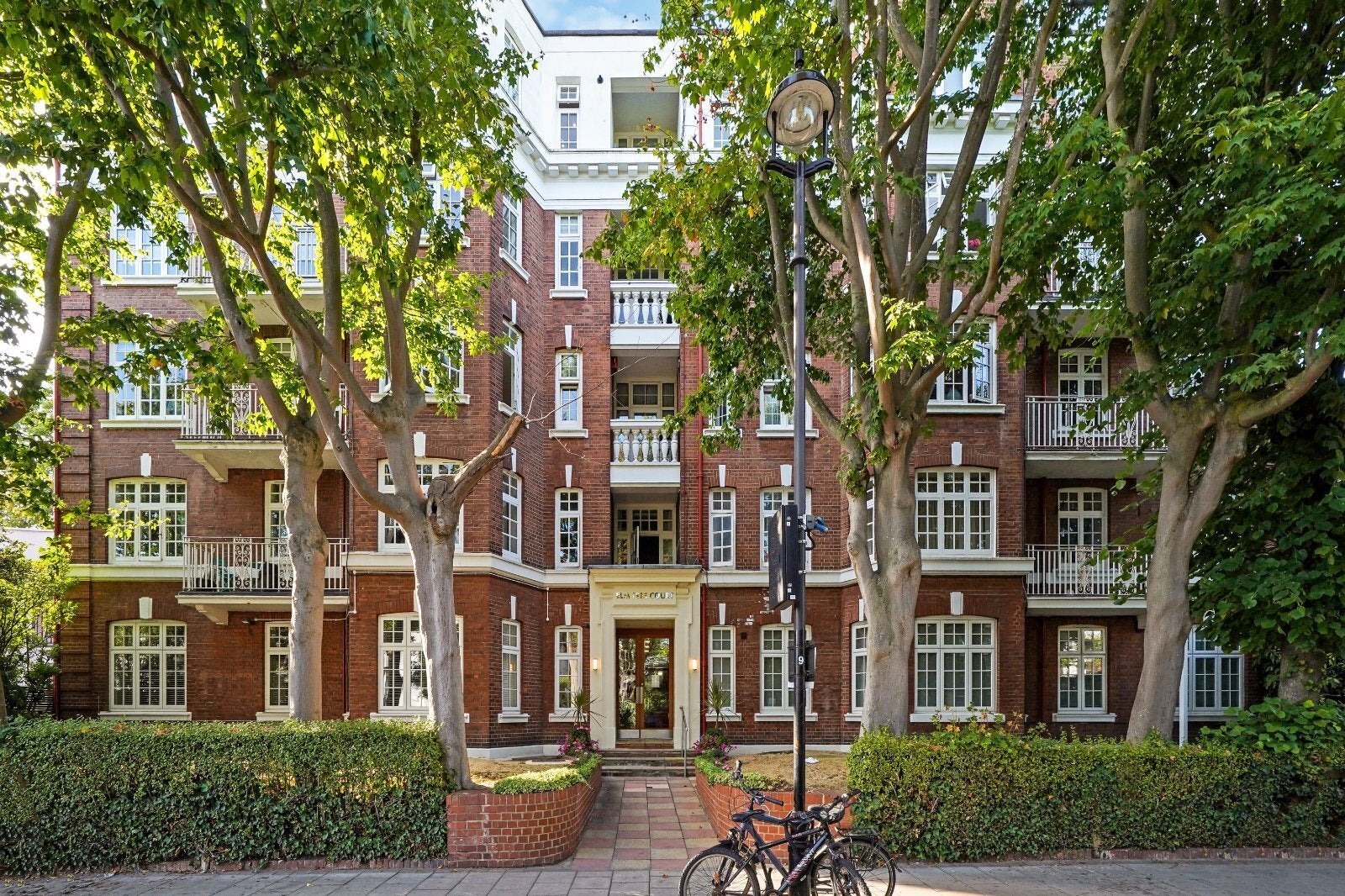 Flat Elm Tree Road in City of Westminster