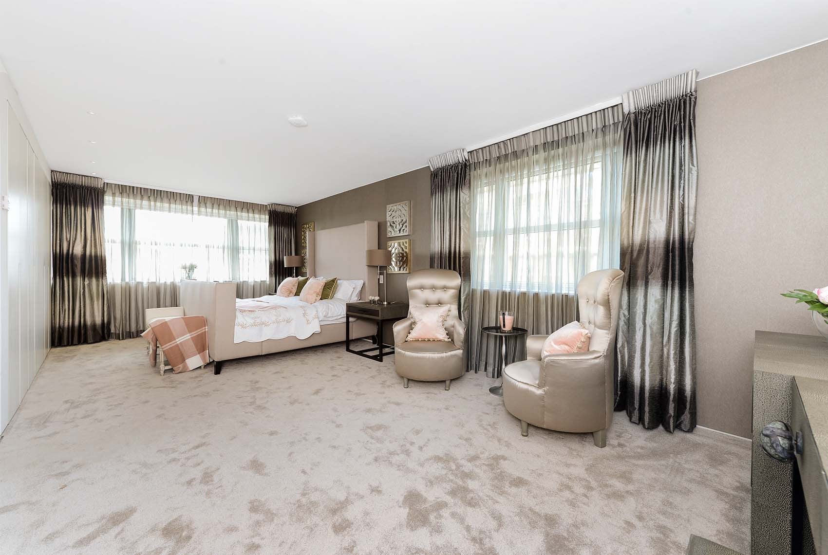 Flat Boydell Court in Greater London