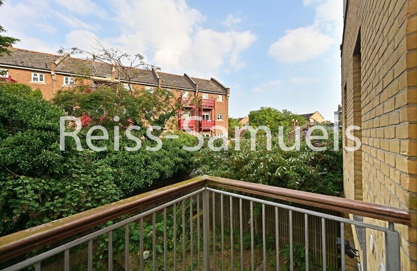 Flat Westferry Road in Greater London