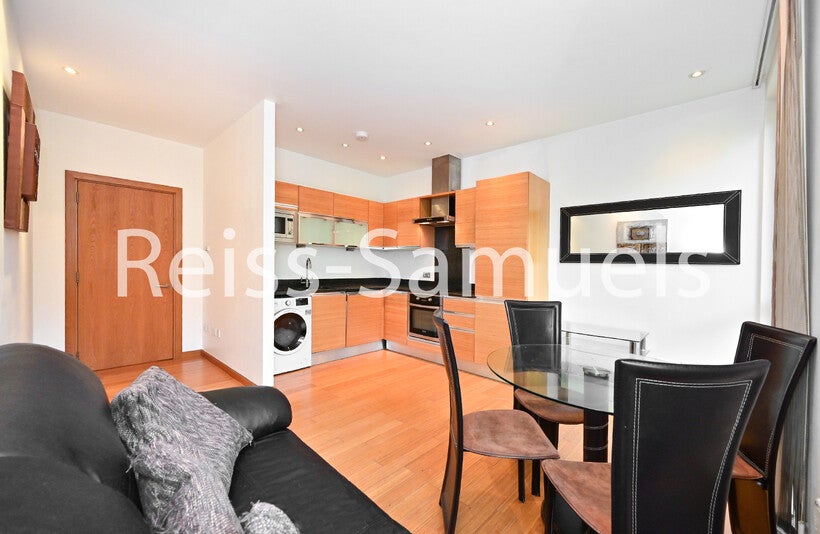 Flat Westferry Road in Greater London