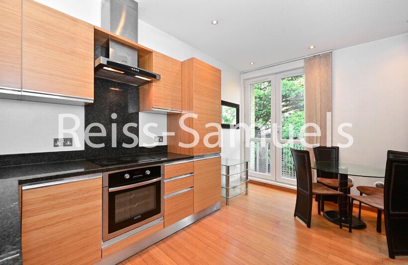 Flat Westferry Road in Greater London