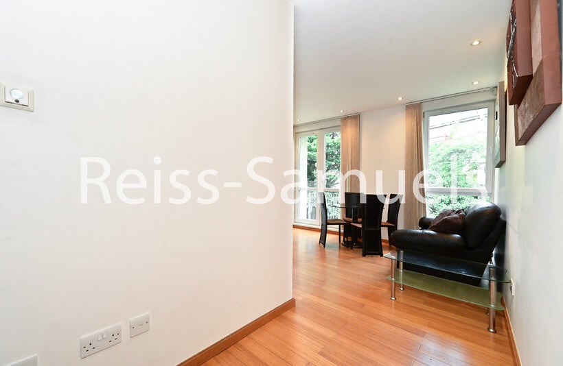 Flat Westferry Road in Greater London