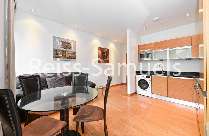 Flat Westferry Road in Greater London