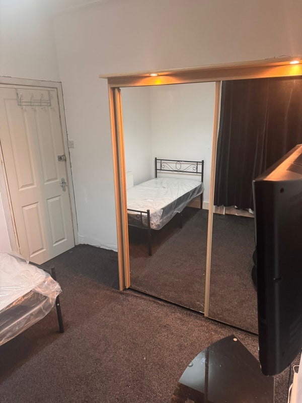 Room Hatcham Park Road in Greater London
