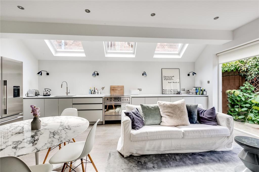 Flat Wardo Avenue in Greater London