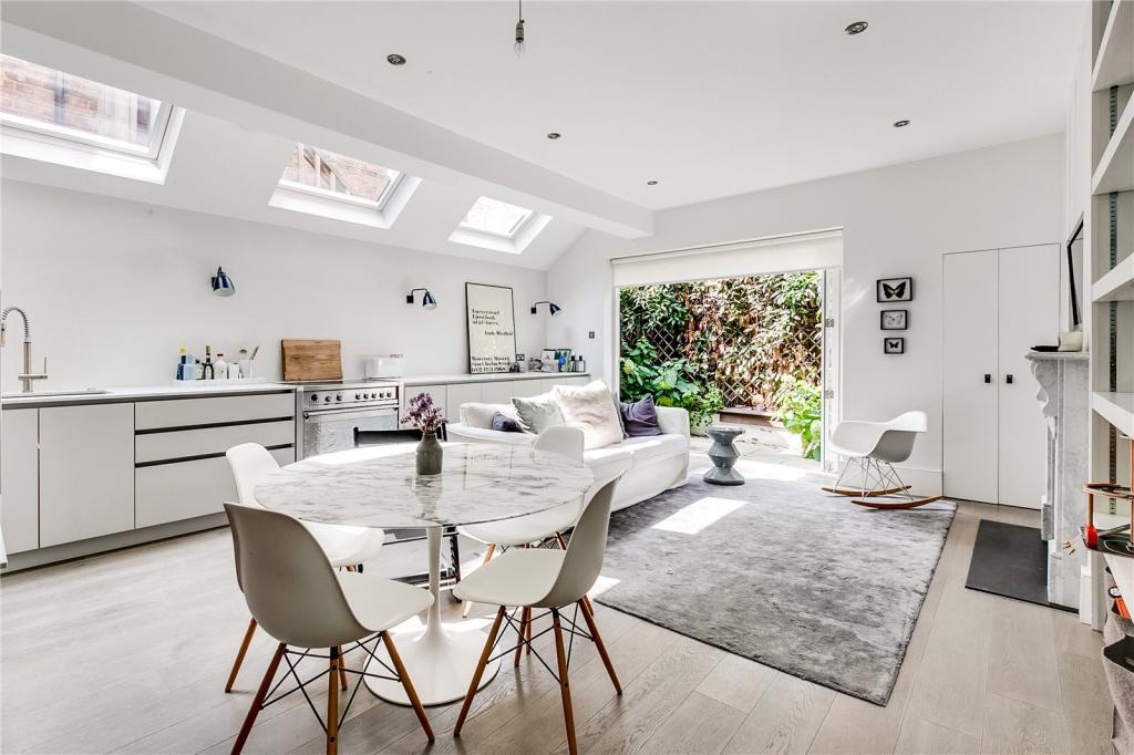 Flat Wardo Avenue in Greater London