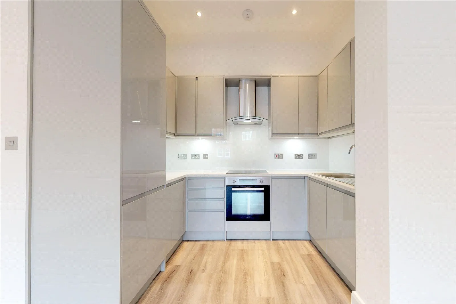 Flat Aberdare Gardens in Greater London