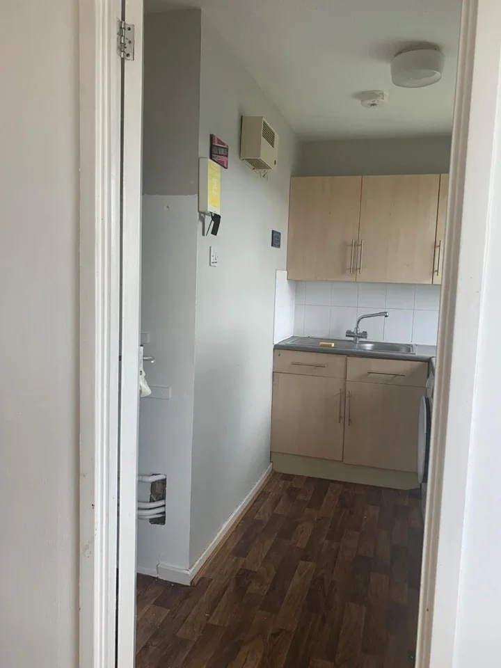 Flat Bramber Court in Slough