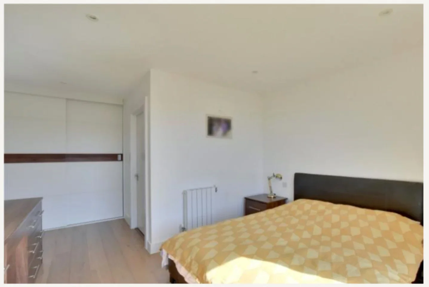 Flat Saundby Lane in Greater London