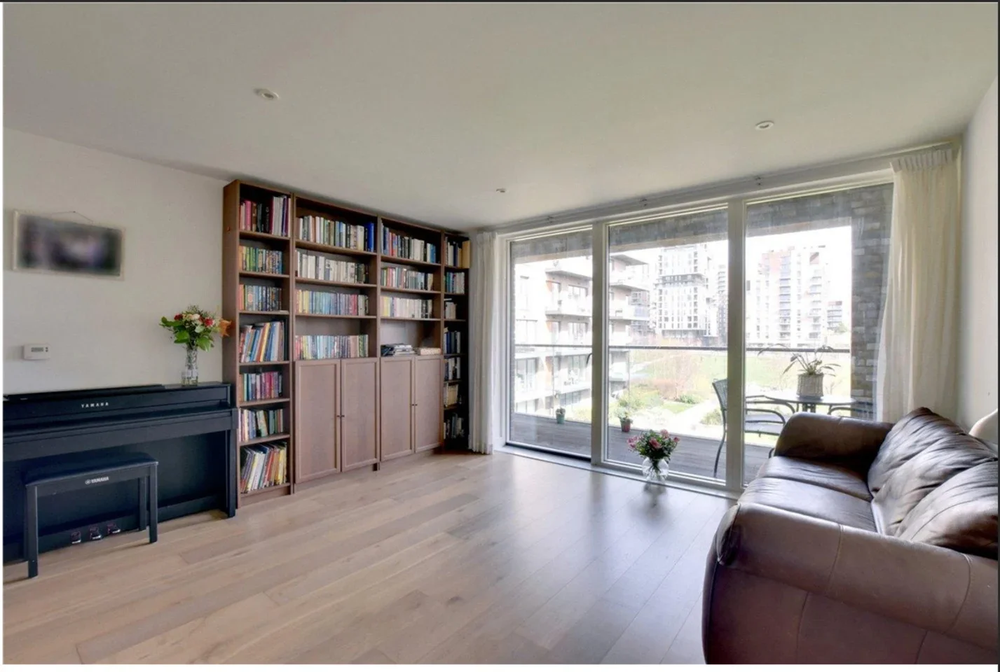 Flat Saundby Lane in Greater London