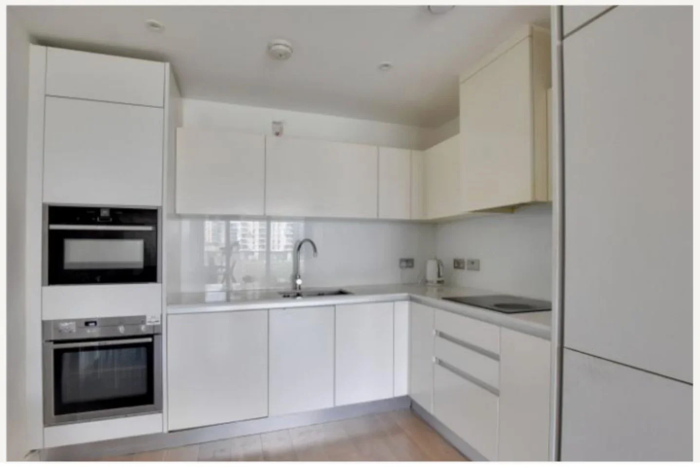 Flat Saundby Lane in Greater London