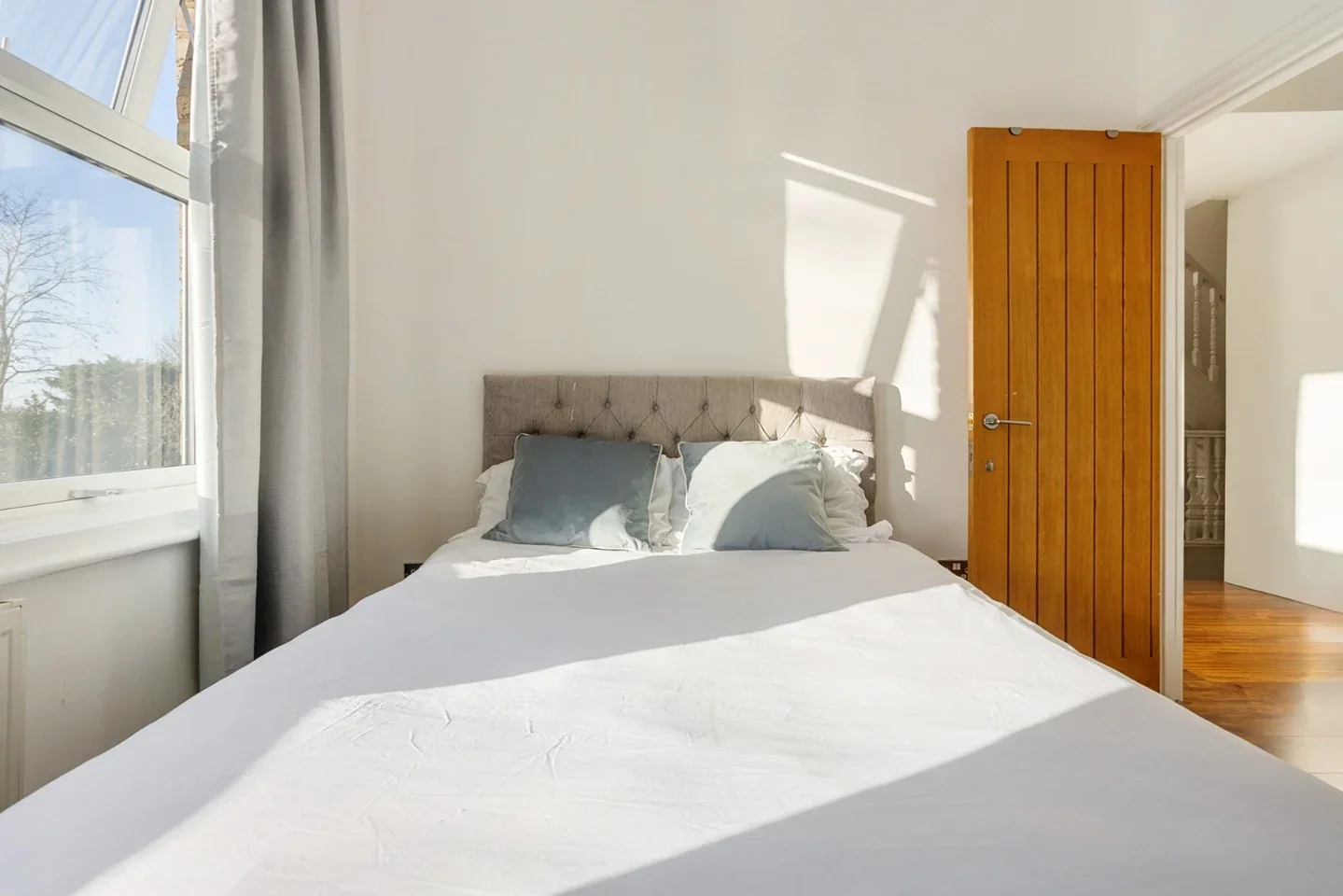 Room Lansdowne Road in Greater London