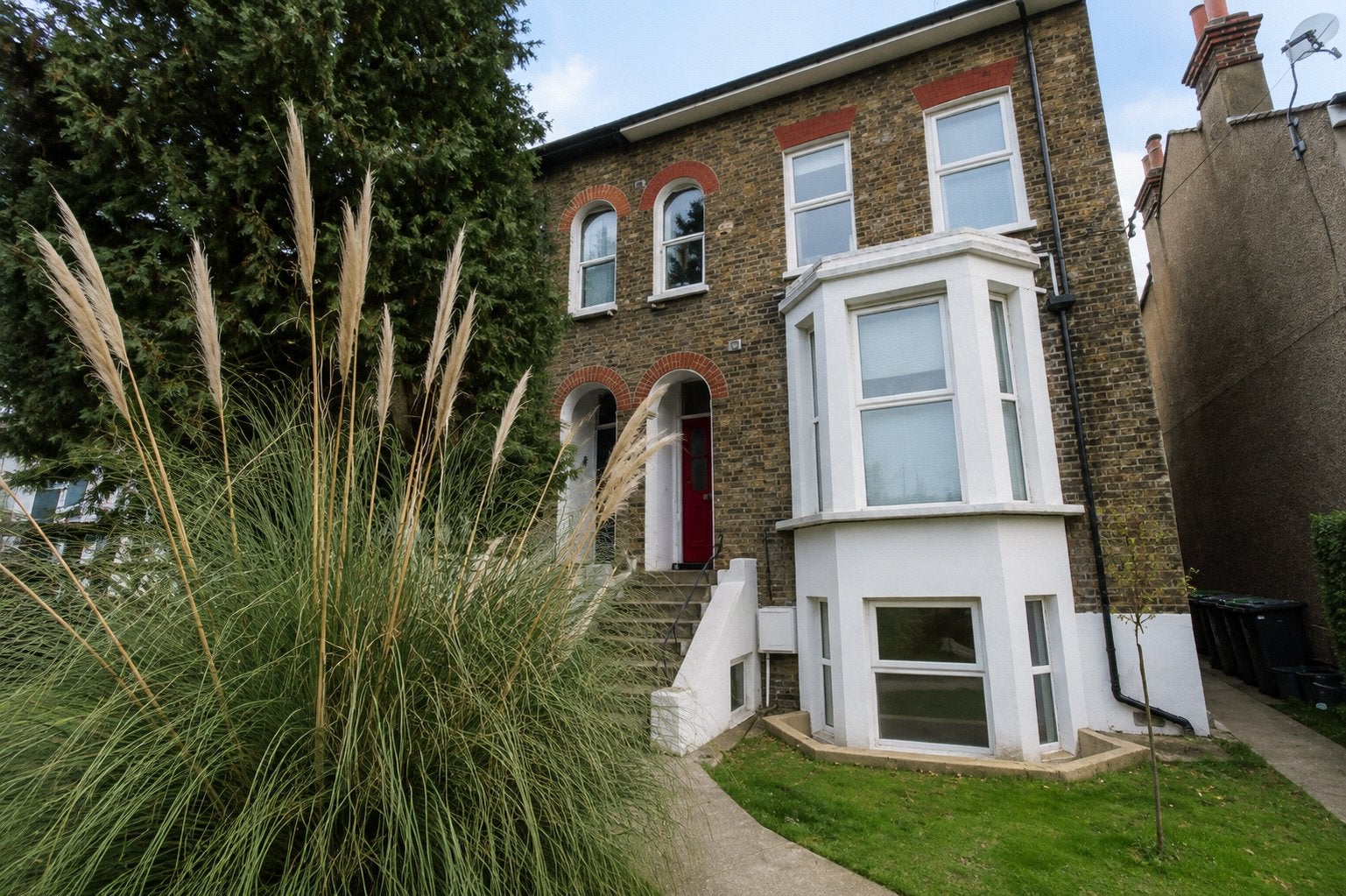 Flat Dagnall Park in Greater London