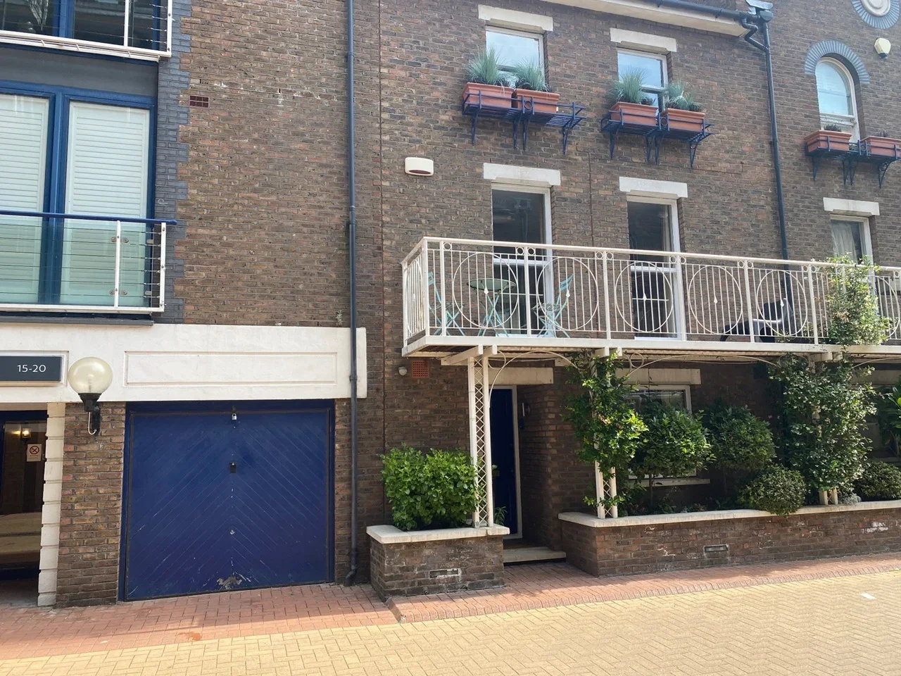 Room Coral Row in Greater London