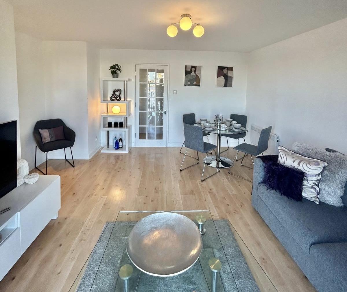 Flat Harlinger Street in Greater London