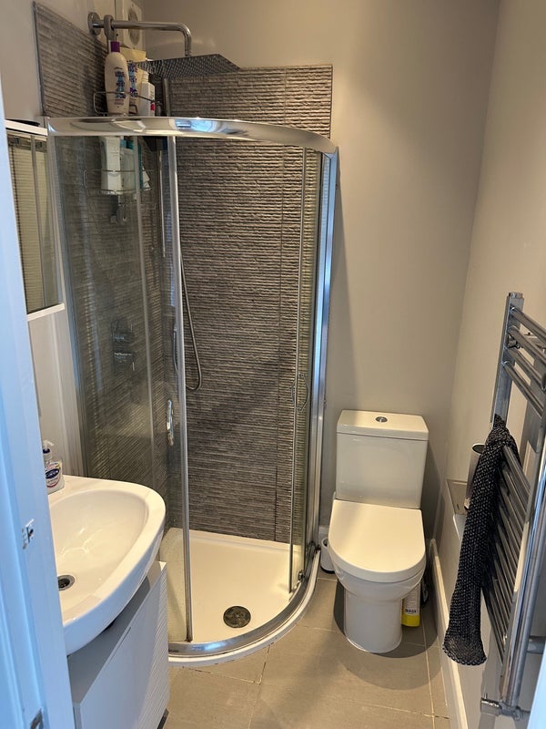 Room Queensville Road in Greater London
