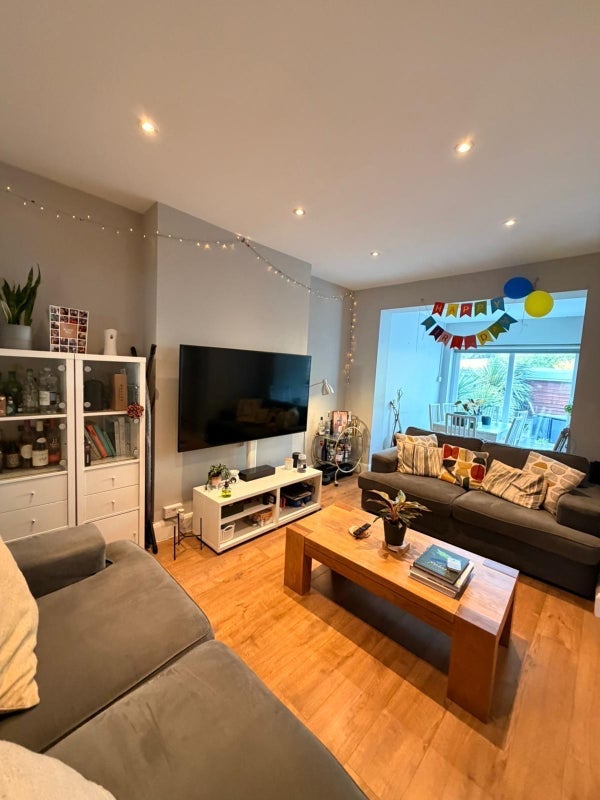 Room Queensville Road in Greater London