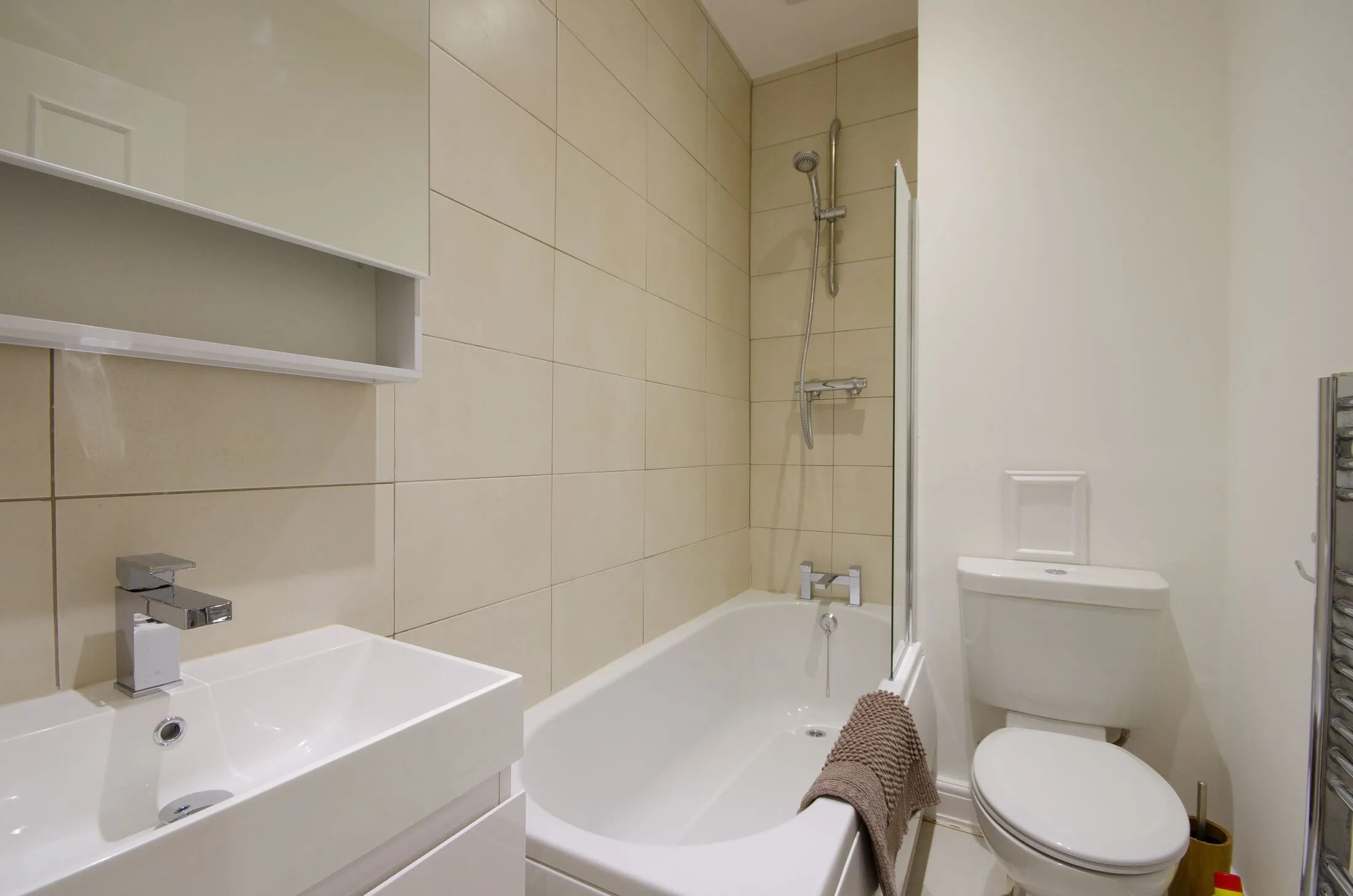 Flat Kempsford Gardens in Greater London