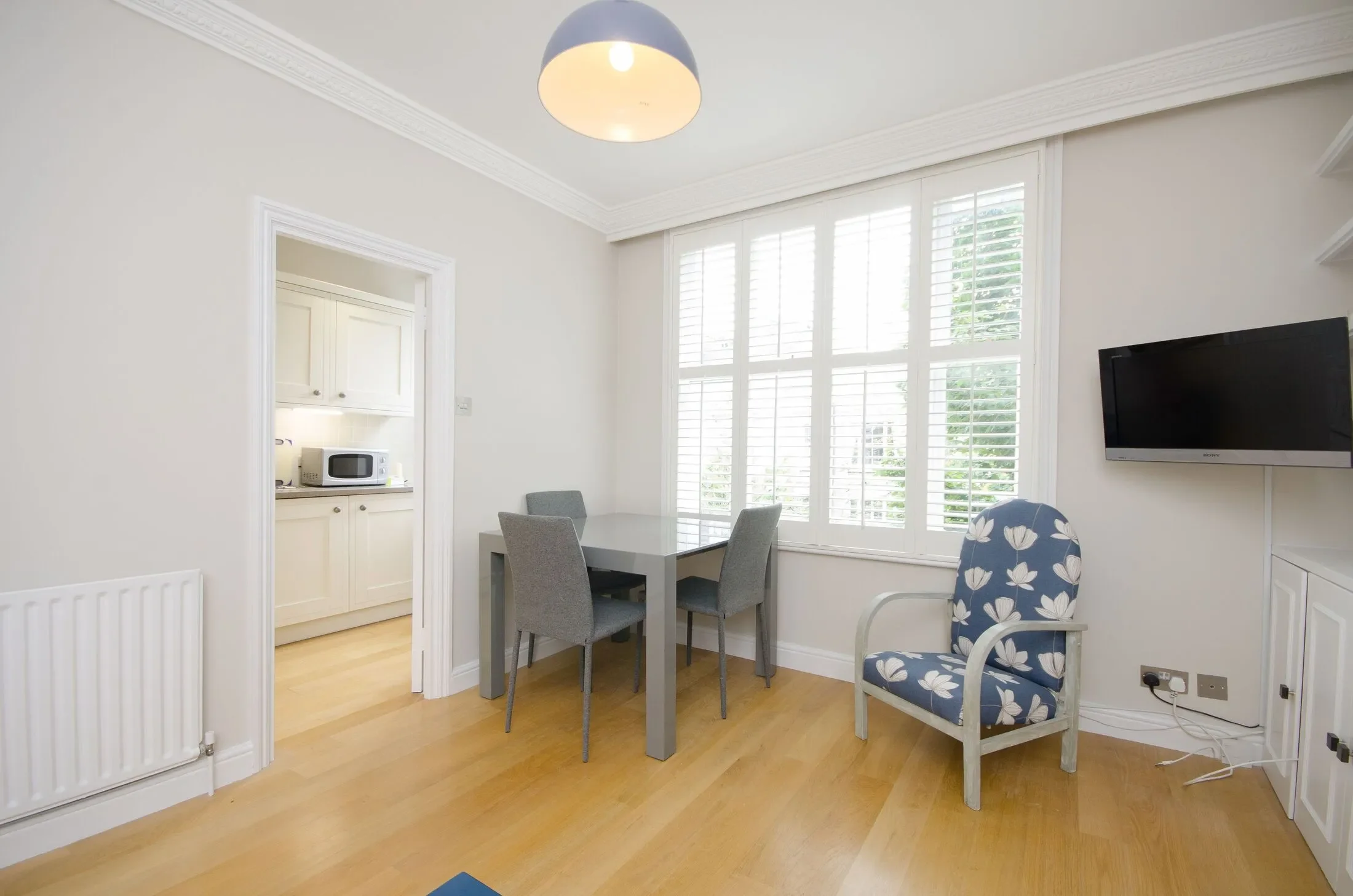 Flat Kempsford Gardens in Greater London