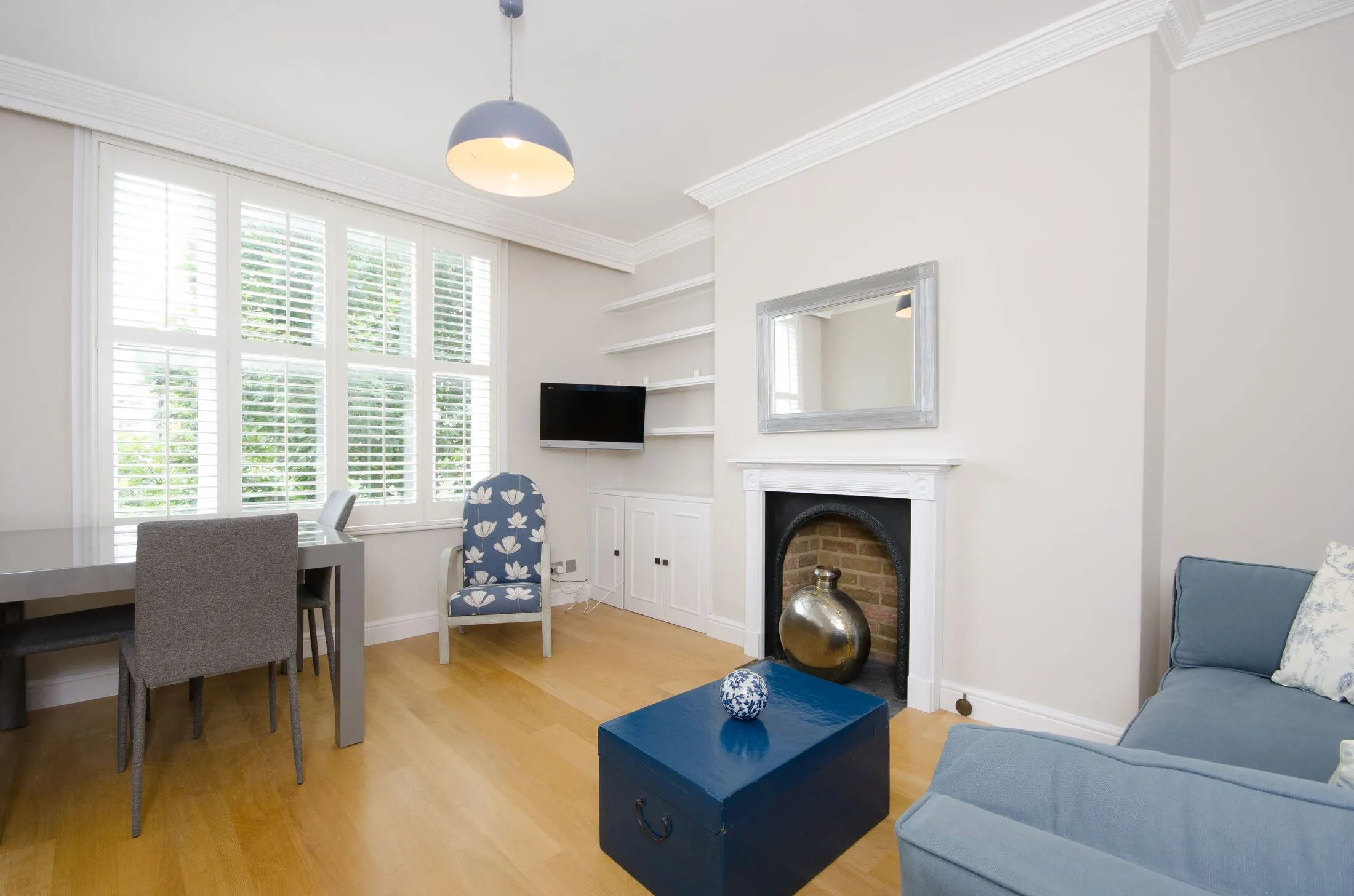 Flat Kempsford Gardens in Greater London