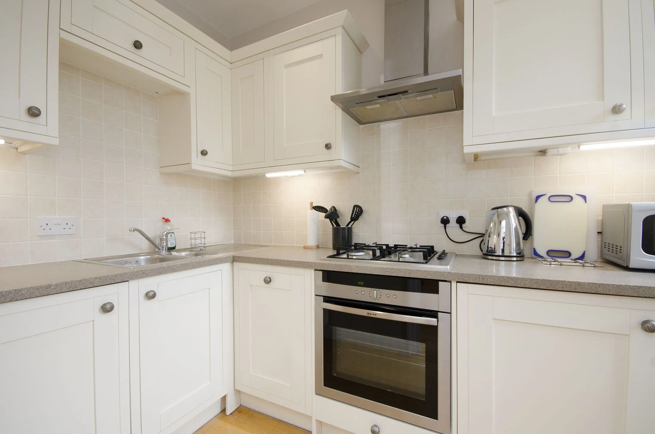 Flat Kempsford Gardens in Greater London