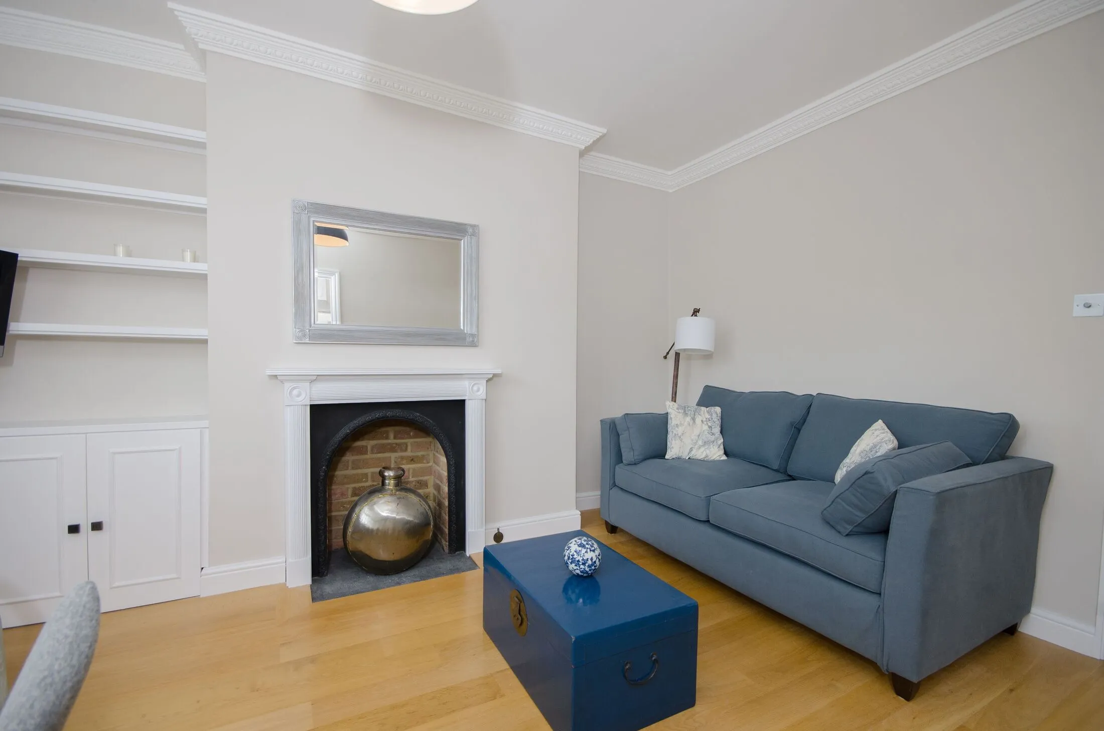 Flat Kempsford Gardens in Greater London