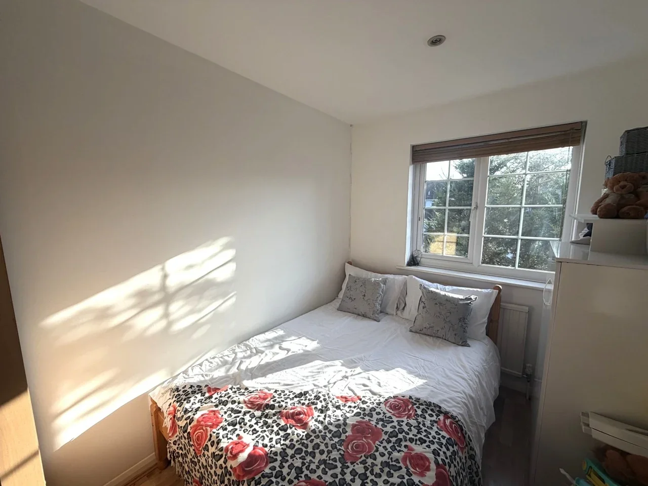 Room Brambles Farm Drive in Greater London