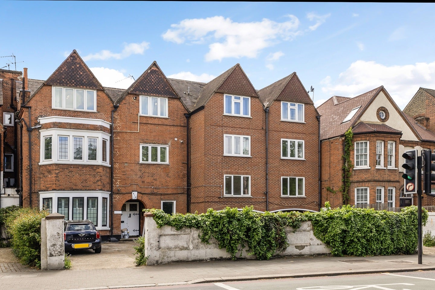 Flat Upper Richmond Road in Greater London
