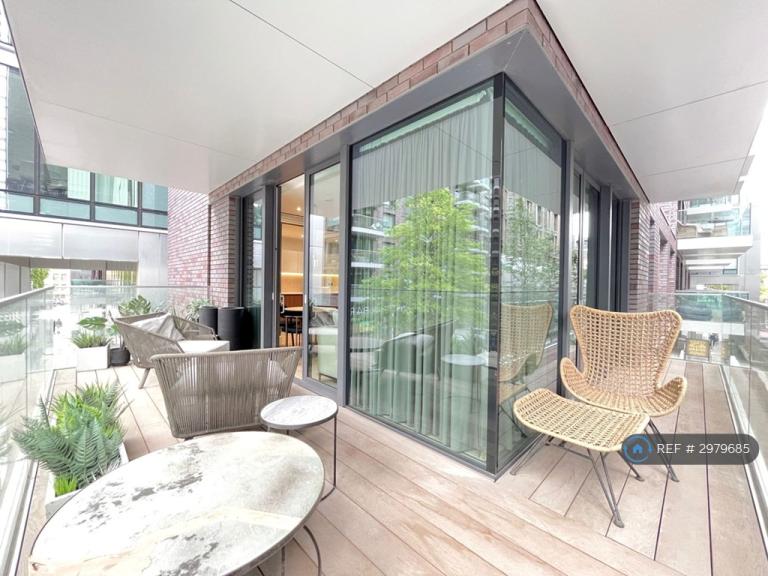 Flat Piazza Walk in Greater London