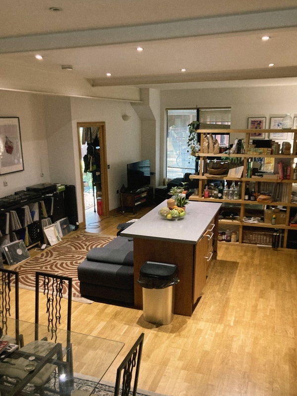 Room Roach Road in Greater London