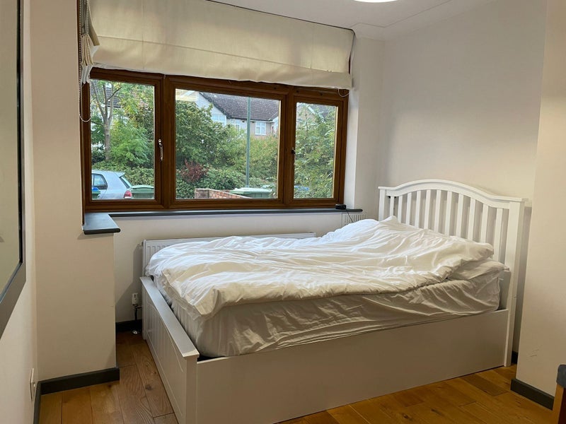 Room Longmeadow Road in Greater London