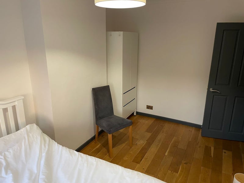 Room Longmeadow Road in Greater London