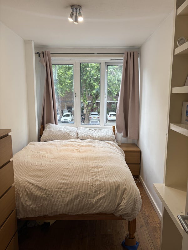 Room Thessaly Road in Greater London