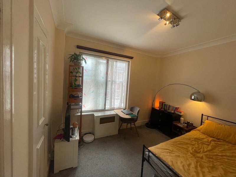 Room Finchley Road in Greater London