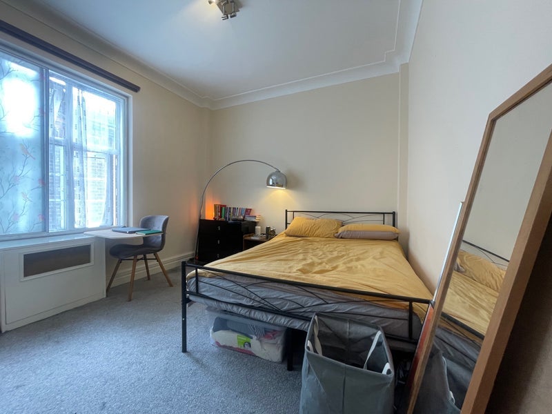 Room Finchley Road in Greater London