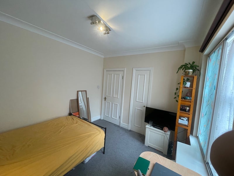 Room Finchley Road in Greater London
