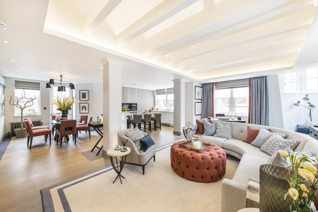 Flat Maiden Lane in City of Westminster